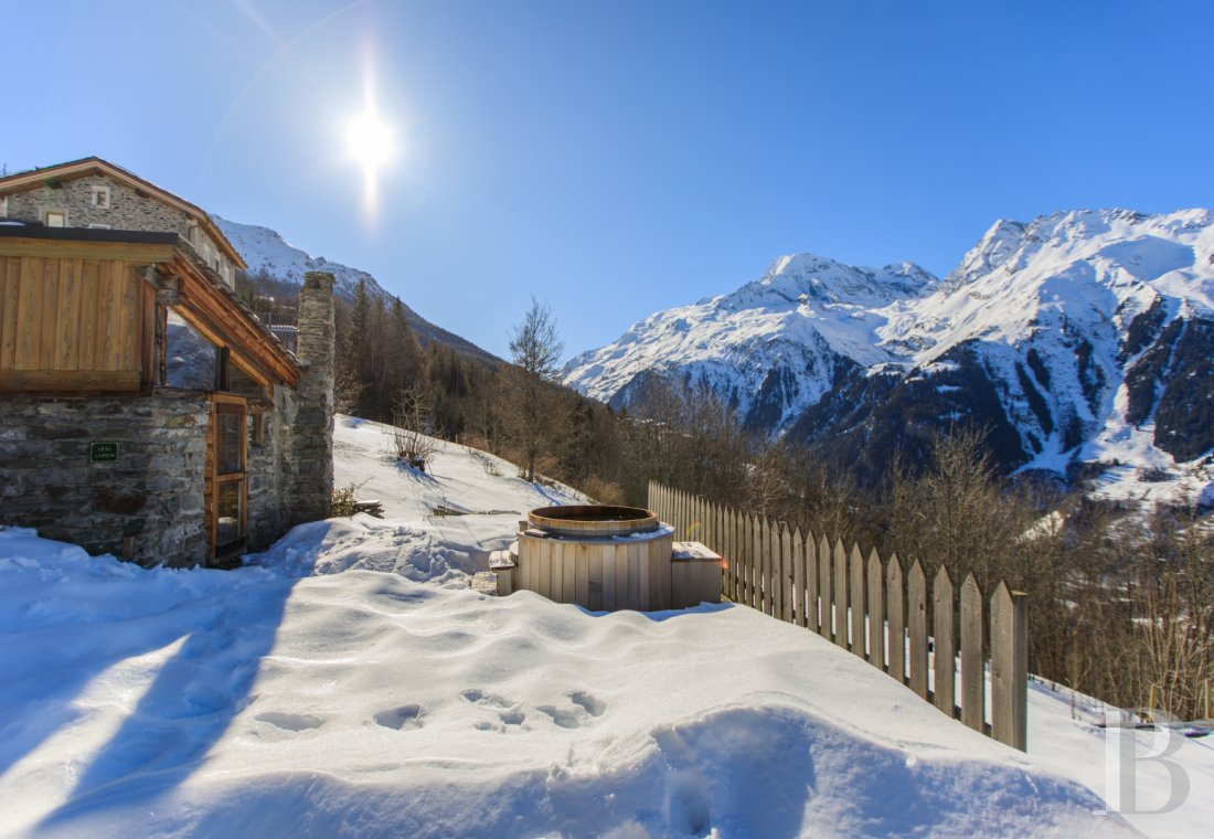 En Savoie, dans un hameau de la vallée de la Tarentaise, un grand chalet traditionnel rénové avec soin - photo  n°5